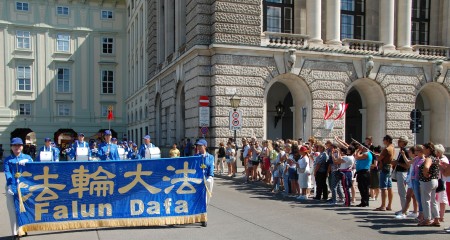 天國樂團行進到霍夫堡皇宮Hofburg ,這裡是总统官邸。(大紀元)